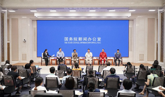 全國(guó)“最美職工”黃金娟參加國(guó)新辦中外記者見面會(huì)